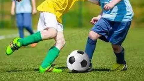 辛巴街头亮相声势浩大，人潮涌动场面不输顶级明星